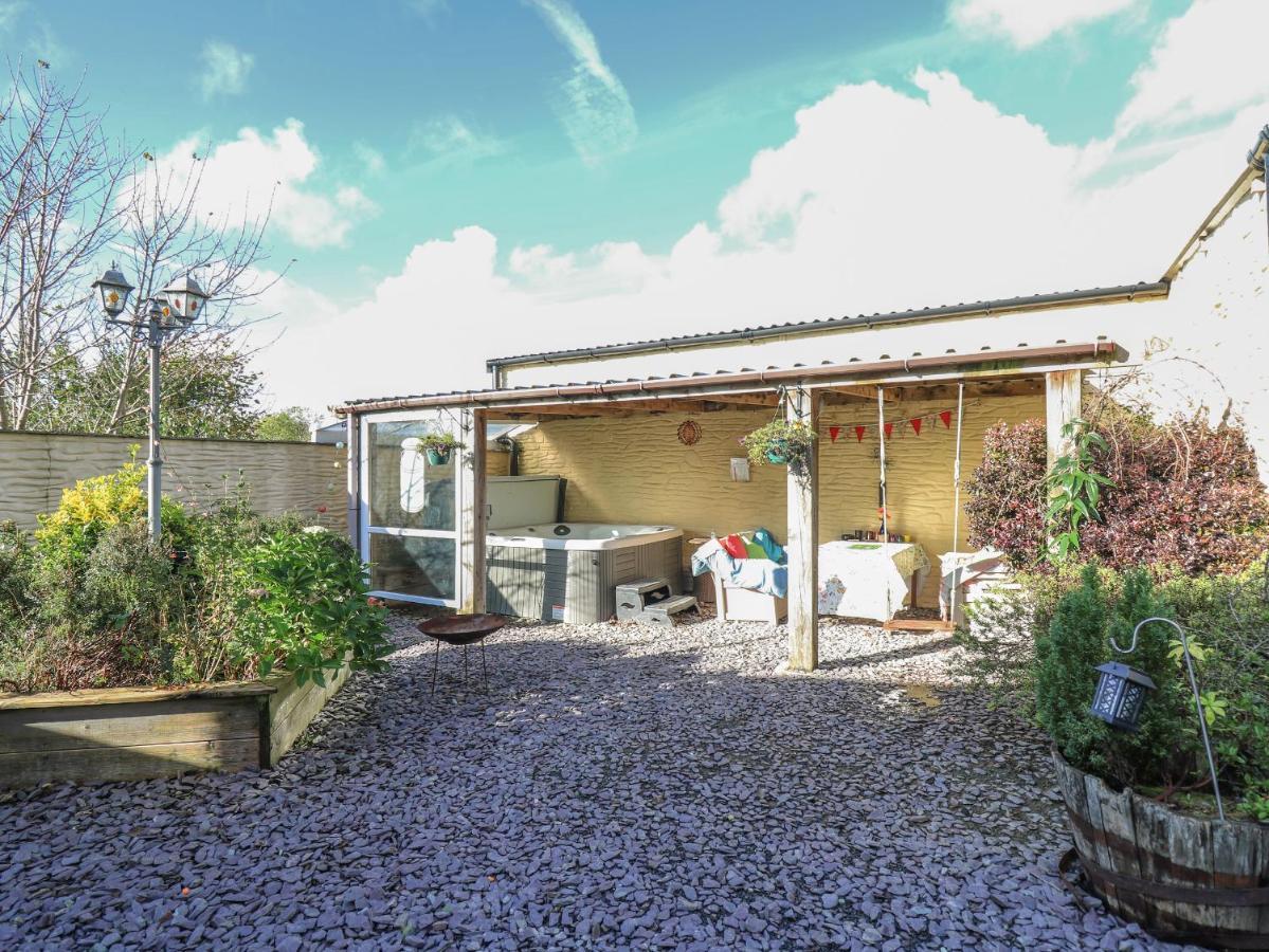 Villa Yr Hen Llaethdy Troedyraur Exterior foto